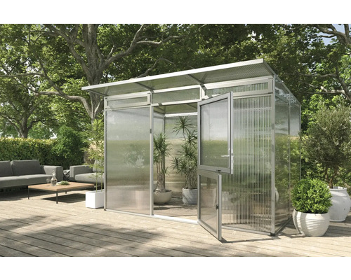 Gewächshaus mit geöffneter Tür im Garten