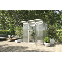 Gewächshaus mit Polycarbonatplatten und Doppeltür auf einer Holzterrasse