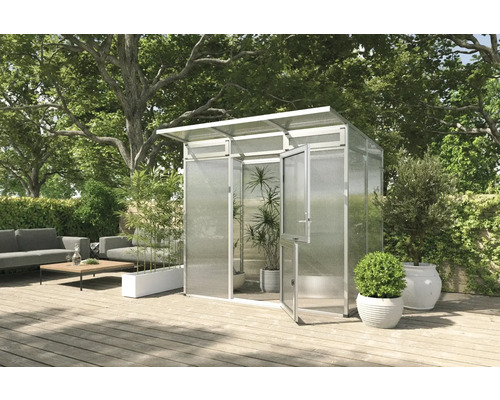 Gewächshaus mit Polycarbonatplatten und Doppeltür auf einer Holzterrasse