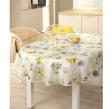 Szene mit einem Esstisch mit runder Tischdecke, dekoriert mit Zitronenmotiven in einer hellen Küche.