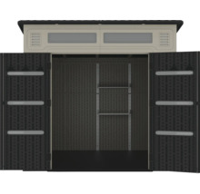 Offener Geräteschuppen mit Regalen