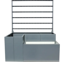 Graues Regalsystem mit horizontalen Schienen zur Warenpräsentation.