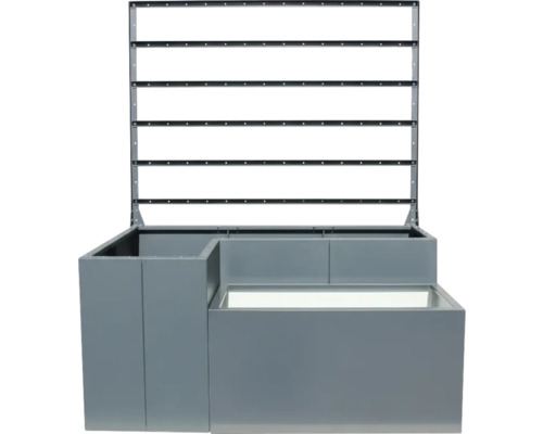 Graues Regalsystem mit horizontalen Schienen zur Warenpräsentation.