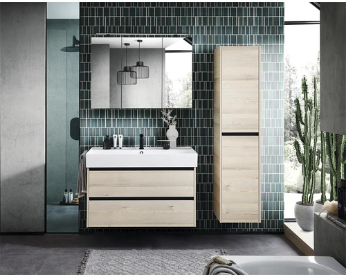 Helles Badezimmer mit Waschtisch, Spiegelschrank und Hochschrank