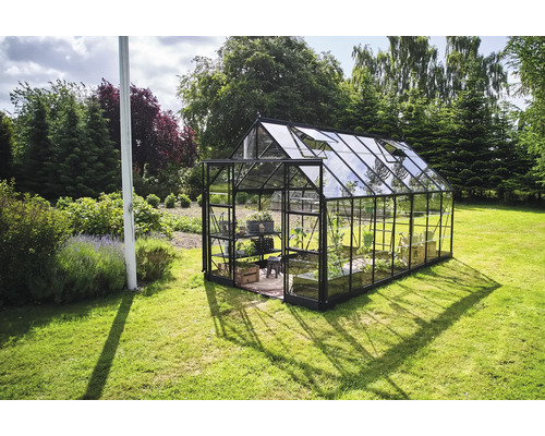 Gewächshaus aus Glas und Metall im Garten