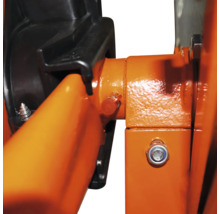 Detailaufnahme eines Werkstatthockers mit orangefarbenem Gestell