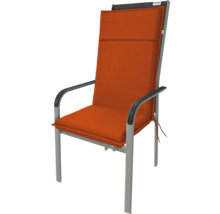 Gartenstuhl mit Armlehnen und orangefarbenem Kissen