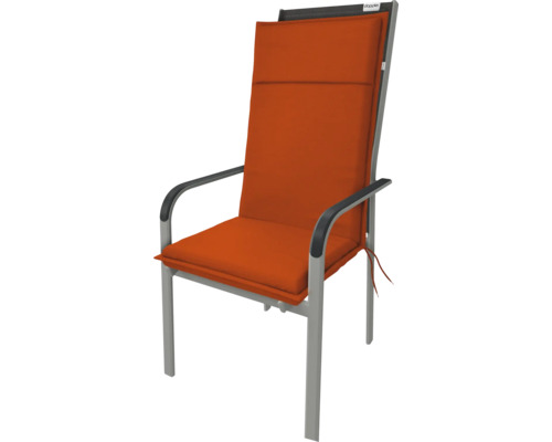 Gartenstuhl mit Armlehnen und orangefarbenem Kissen
