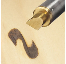 Holzbrenngerät beim Erzeugen einer dunklen Linie auf Holz