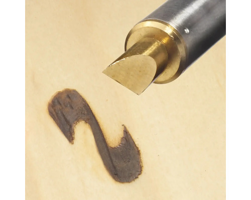 Holzbrenngerät beim Erzeugen einer dunklen Linie auf Holz