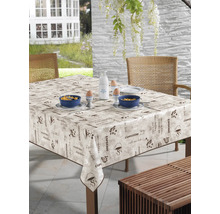 Gedeckter Tisch mit Kaffeemuster-Tischdecke im Freien.