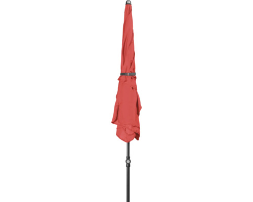 Geschlossener Sonnenschirm mit schwarzem Gestell