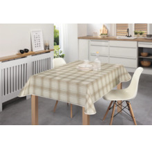 Esstisch mit karierter Tischdecke im Küchenbereich