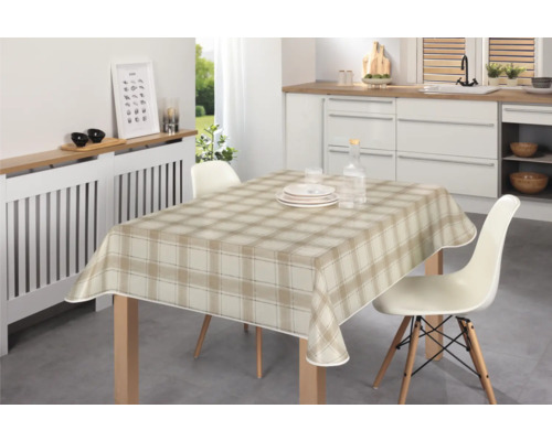 Esstisch mit karierter Tischdecke im Küchenbereich