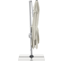 Geschlossener Gartenschirm mit Ständer