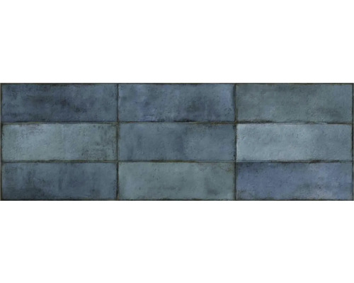 Fliesenwand mit rechteckigen Fliesen