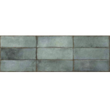 Rechteckige Fliesen mit rauer Oberfläche, verlegt im Verband