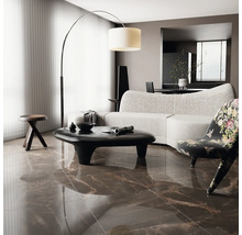 Wohnzimmer mit Bodenfliesen in Marmoroptik, Sofa, Stehlampe, Couchtisch und Stuhl.