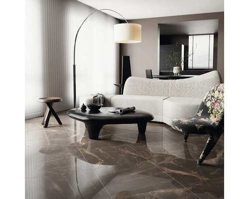 Wohnzimmer mit Bodenfliesen in Marmoroptik, Sofa, Stehlampe, Couchtisch und Stuhl.