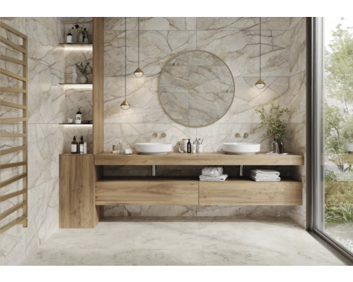 Badezimmer mit Doppelwaschtisch, rundem Spiegel, Holzunterschrank und Marmorfliesen