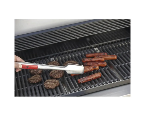 Grill mit Würstchen, Burgern und Grillzange