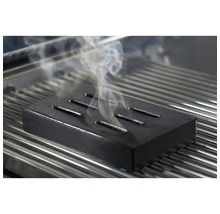 Räucherbox auf Grillrost mit Rauch