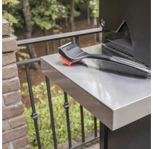 Grillbürste auf einem Seitentisch eines Grills