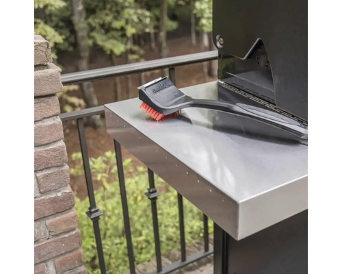 Grillbürste auf einem Seitentisch eines Grills