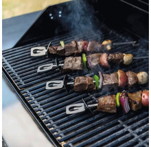 Drei Fleischspieße mit Gemüse auf einem Grill