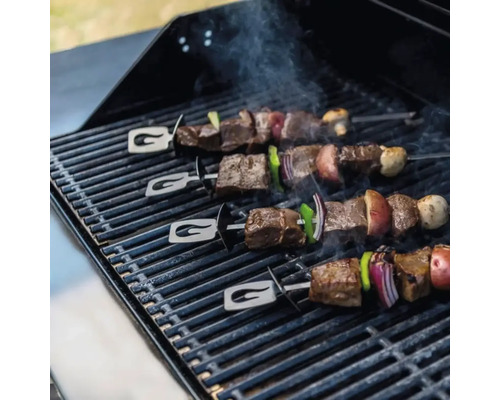 Drei Fleischspieße mit Gemüse auf einem Grill