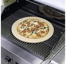 Pizza auf Pizzastein auf einem Grill