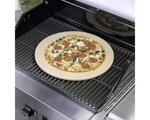 Pizza auf Pizzastein auf einem Grill