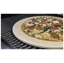 Pizza auf einem Pizzastein auf einem Grill