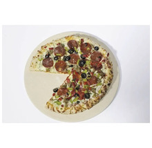 Pizza mit Salami, Oliven und Gemüse auf Pizzastein.