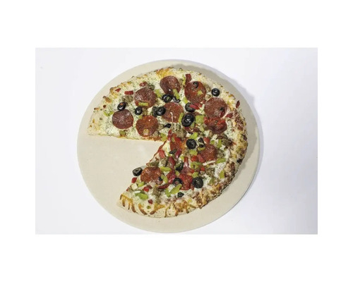 Pizza mit Salami, Oliven und Gemüse auf Pizzastein.