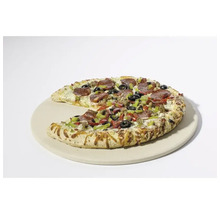 Pizza mit Salami, Oliven und Gemüse auf einem Pizzastein