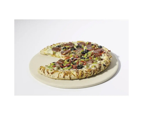 Pizza mit Salami, Oliven und Gemüse auf einem Pizzastein