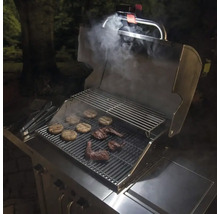 Grill mit Grillgut und Grillzubehör