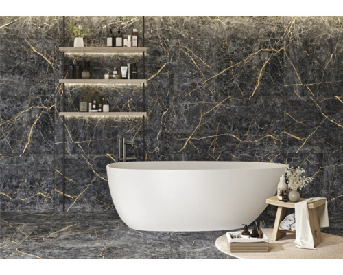 Badezimmer mit Badewanne, Regalen und Fliesen in Marmoroptik