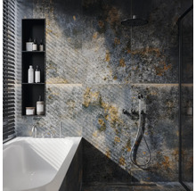 Badezimmer mit Badewanne, Dusche, Regal und Wandfliesen in Steinoptik