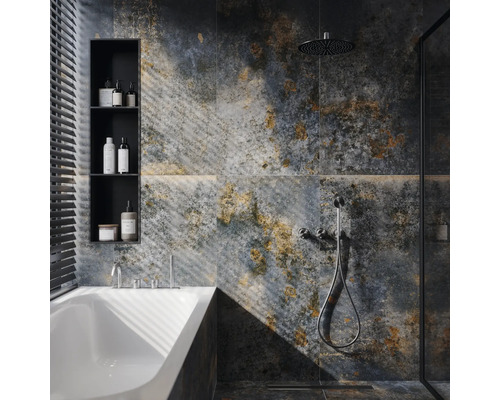 Badezimmer mit Badewanne, Dusche, Regal und Wandfliesen in Steinoptik