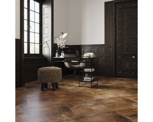 Büro mit Schreibtisch, Stuhl, Hocker und Bodenfliesen