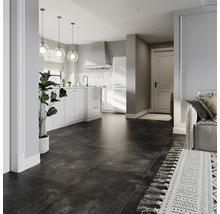 Helles Interieur mit Küche, Fliesenboden und Wohnbereich