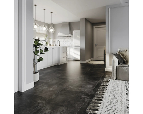 Helles Interieur mit Küche, Fliesenboden und Wohnbereich