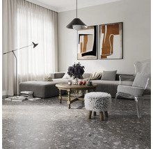 Wohnzimmer mit Sofa, Tisch, Stuhl und Dekoration unter einer Lampe