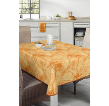 Orangefarbene Tischdecke mit Marmorierung auf einem Tisch in einer Küche.