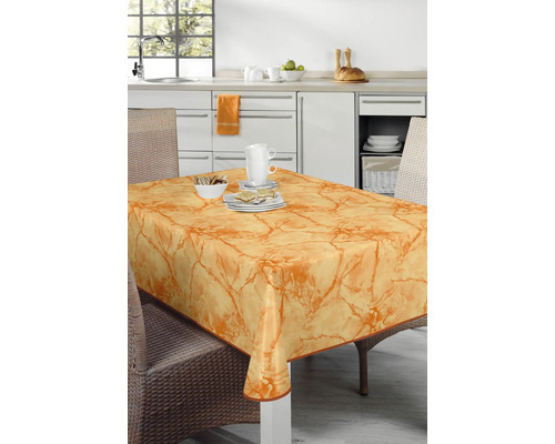 Orangefarbene Tischdecke mit Marmorierung auf einem Tisch in einer Küche.