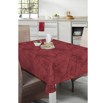 Esstisch mit marmorierter Tischdecke in einem Küchenambiente.