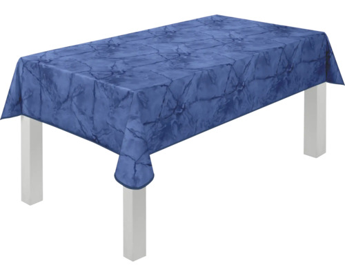 Tisch mit blau gemusterter Tischdecke