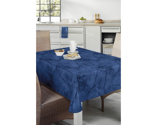 Esstisch mit blauer Tischdecke im Marmor-Design in einer Küche